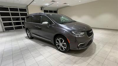 Used 2021 Chrysler Pacifica Pinnacle AWD, Minivan for sale #F27750 - photo 1