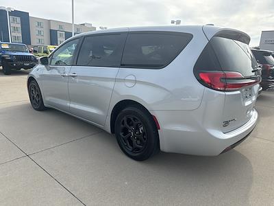 Used 2022 Chrysler Pacifica Touring L FWD, Minivan for sale #C914A - photo 2