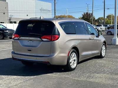 Used 2017 Chrysler Pacifica Touring L FWD, Minivan for sale #HR537905 - photo 2