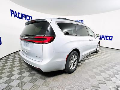 Used 2022 Chrysler Pacifica Limited FWD, Minivan for sale #FO45212 - photo 2