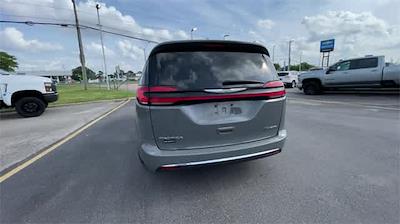 Used 2022 Chrysler Pacifica Limited FWD, Minivan for sale #NR164238P - photo 2