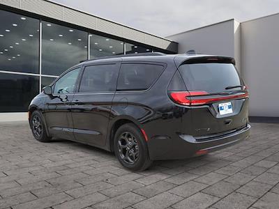 Used 2021 Chrysler Pacifica Limited FWD, Minivan for sale #LU5938 - photo 2