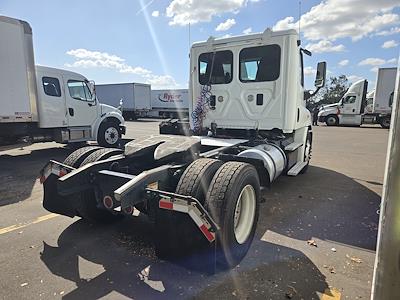 Used 2015 Freightliner Cascadia Day Cab 4x2, Semi Truck for sale #640191 - photo 2