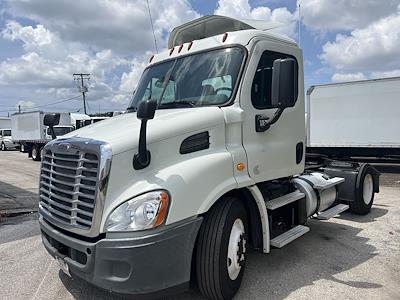 Used 2015 Freightliner Cascadia Day Cab 4x2, Semi Truck for sale #640256 - photo 1