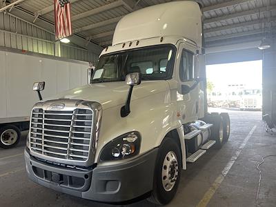 Used 2018 Freightliner Cascadia Day Cab 6x4, Semi Truck for sale #769735 - photo 1