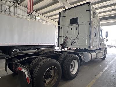 Used 2019 Freightliner Cascadia Sleeper Cab 6x4, Semi Truck for sale #807528 - photo 2