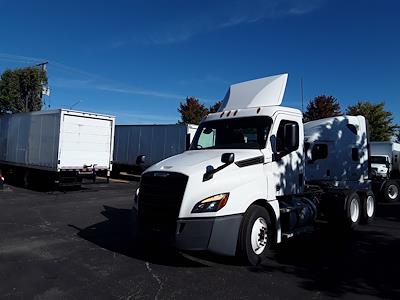 Used 2019 Freightliner Cascadia Day Cab 6x4, Semi Truck for sale #584929 - photo 1