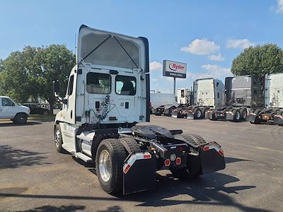 Used 2017 Freightliner Cascadia Day Cab 4x2, Semi Truck for sale #667011 - photo 2