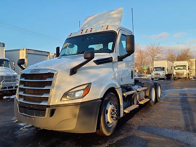 Used 2019 Freightliner Cascadia Day Cab 6x4, Semi Truck for sale #840633 - photo 1