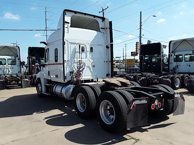 Used 2017 Freightliner Cascadia Sleeper Cab 6x4, Semi Truck for sale #675508 - photo 2