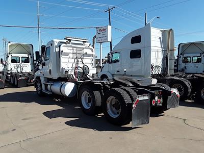 Used 2017 Freightliner Cascadia Day Cab 6x4, Semi Truck for sale #679272 - photo 2