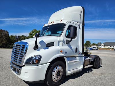 Used 2018 Freightliner Cascadia Day Cab 4x2, Semi Truck for sale #221540 - photo 1