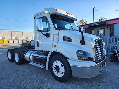 Used 2018 Freightliner Cascadia Day Cab 6x4, Semi Truck for sale #751159 - photo 1