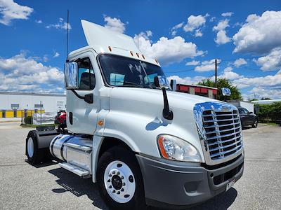 Used 2019 Freightliner Cascadia Day Cab 4x2, Semi Truck for sale #820642 - photo 2