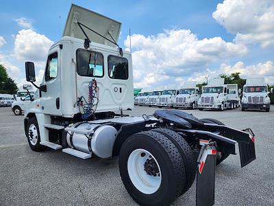 Used 2019 Freightliner Cascadia Day Cab 4x2, Semi Truck for sale #820995 - photo 1