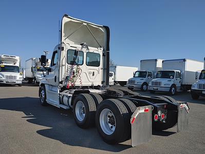 Used 2017 Freightliner Cascadia Day Cab 6x4, Semi Truck for sale #680564 - photo 2