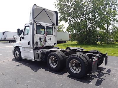 Used 2017 Freightliner Cascadia Day Cab 6x4, Semi Truck for sale #673988 - photo 2