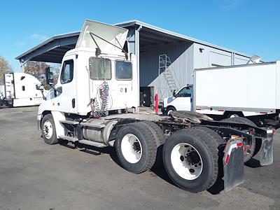 Used 2018 Freightliner Cascadia Day Cab 6x4, Semi Truck for sale #685216 - photo 2