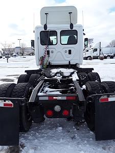 Used 2015 Freightliner Cascadia 6x4, Semi Truck for sale #563395 - photo 2