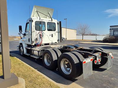 Used 2017 Freightliner Cascadia Day Cab 6x4, Semi Truck for sale #673918 - photo 2