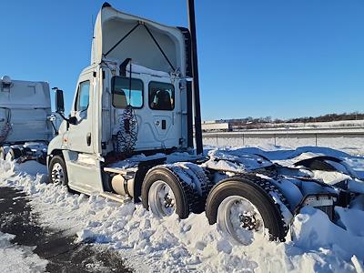 Used 2017 Freightliner Cascadia Day Cab 6x4, Semi Truck for sale #676465 - photo 2