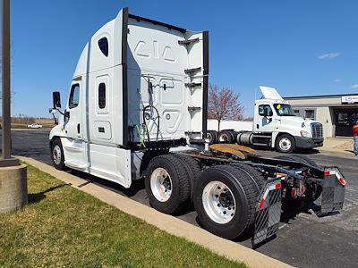 Used 2019 Freightliner Cascadia Sleeper Cab 6x4, Semi Truck for sale #809023 - photo 2