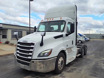 Used 2019 Freightliner Cascadia Day Cab 6x4, Semi Truck for sale #868605 - photo 1