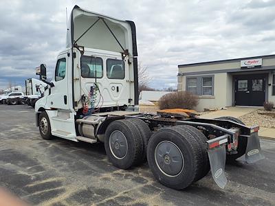 Used 2019 Freightliner Cascadia Day Cab 6x4, Semi Truck for sale #868605 - photo 2