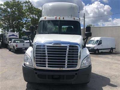 Used 2015 Freightliner Cascadia Day Cab, Semi Truck for sale #641463 - photo 1