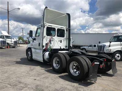 Used 2015 Freightliner Cascadia Day Cab, Semi Truck for sale #641463 - photo 2