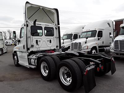 Used 2017 Freightliner Cascadia Day Cab 6x4, Semi Truck for sale #676451 - photo 2