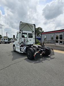 Used 2019 Freightliner Cascadia Day Cab 4x2, Semi Truck for sale #873439 - photo 2