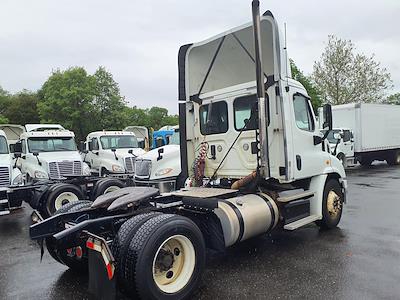 Used 2015 Freightliner Cascadia Day Cab 4x2, Semi Truck for sale #351898 - photo 2