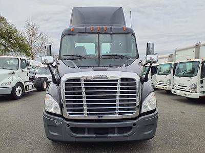 Used 2017 Freightliner Cascadia Day Cab 4x2, Semi Truck for sale #671673 - photo 2
