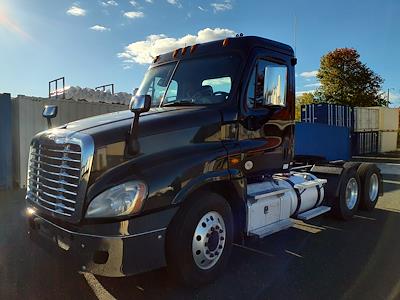 Used 2018 Freightliner Cascadia Day Cab 6x4, Semi Truck for sale #750756 - photo 1