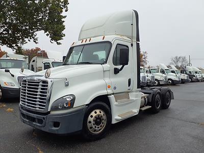 Used 2019 Freightliner Cascadia Day Cab 6x4, Semi Truck for sale #823051 - photo 1