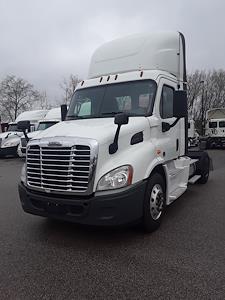 Used 2017 Freightliner Cascadia Day Cab 4x2, Semi Truck for sale #681372 - photo 1