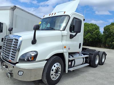 Used 2018 Freightliner Cascadia Day Cab 6x4, Semi Truck for sale #771614 - photo 1