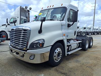 Used 2018 Freightliner Cascadia Day Cab 6x4, Semi Truck for sale #772929 - photo 1