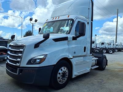 Used 2019 Freightliner Cascadia Day Cab 4x2, Semi Truck for sale #785735 - photo 1