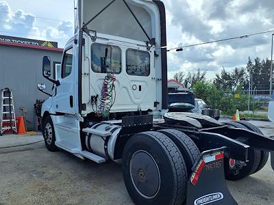 Used 2019 Freightliner Cascadia Day Cab 4x2, Semi Truck for sale #785735 - photo 2