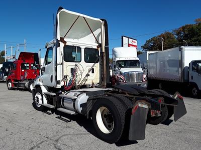 Used 2016 Freightliner Cascadia Day Cab 4x2, Semi Truck for sale #354320 - photo 2