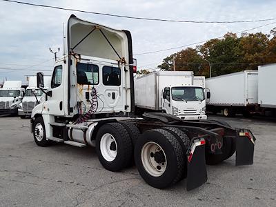 Used 2017 Freightliner Cascadia Day Cab 6x4, Semi Truck for sale #670278 - photo 2