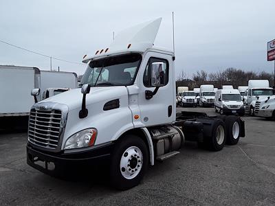 Used 2017 Freightliner Cascadia Day Cab 6x4, Semi Truck for sale #675077 - photo 1