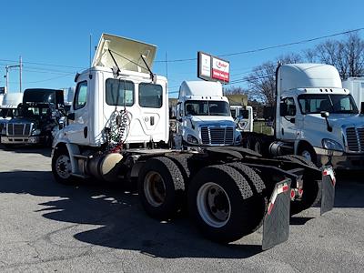 Used 2017 Freightliner Cascadia Day Cab 6x4, Semi Truck for sale #675080 - photo 2