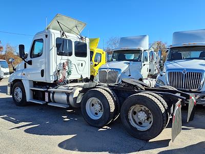 Used 2018 Freightliner Cascadia Day Cab 6x4, Semi Truck for sale #744620 - photo 2