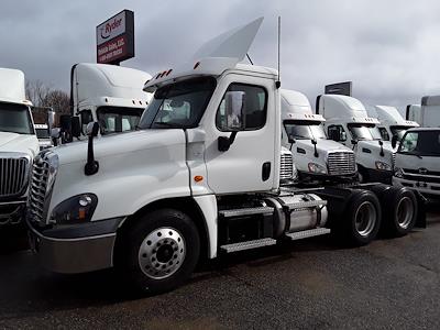 Used 2019 Freightliner Cascadia Day Cab 6x4, Semi Truck for sale #864841 - photo 1