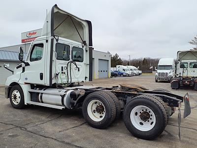 Used 2020 Freightliner Cascadia Day Cab 6x4, Semi Truck for sale #283567 - photo 2