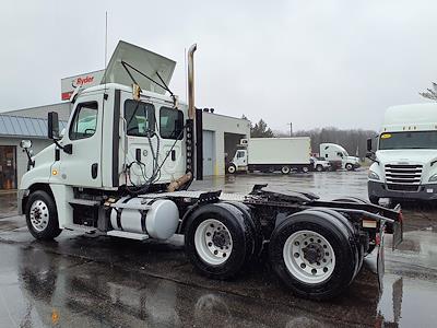 Used 2017 Freightliner Cascadia Day Cab 6x4, Semi Truck for sale #676528 - photo 2