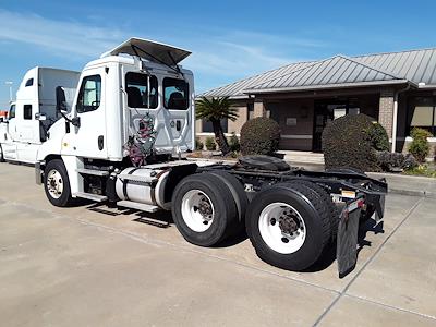 Used 2015 Freightliner Cascadia Day Cab 6x4, Semi Truck for sale #640687 - photo 2